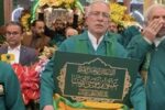 گل آرایی ضریح امام حسین (ع) بدست خادمان رضوی + فیلم