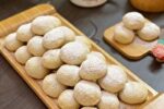 طرز تهیه قرابیه سیب و گردو؛ خوشمزه و ساده