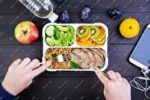میوه را بعد از غذا بخوریم یا قبل از آن؟